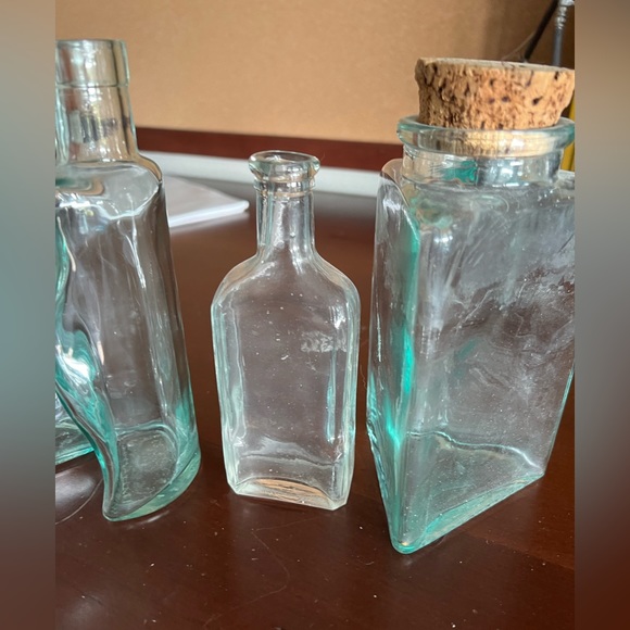 Set of 4 Antique Vintage Bottles - Picture 4 of 4